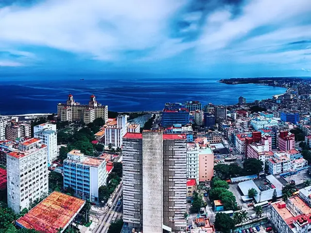 Vista aérea de edificios de La Habana junto al mar, tomada con dron